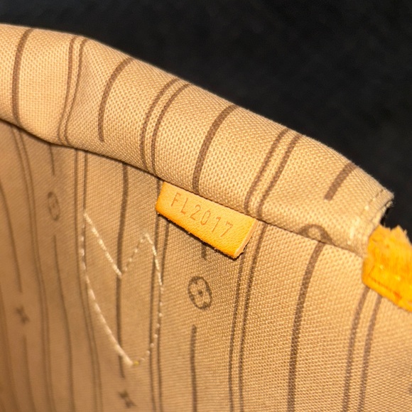 Louis Vuitton Neverfull GM Tote Bag - Picture 7 of 14